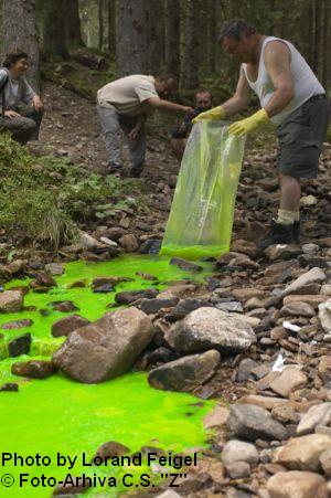 Iancu Orășeanu executand colorare cu fluoresceina, 2007, Foto Feigel
